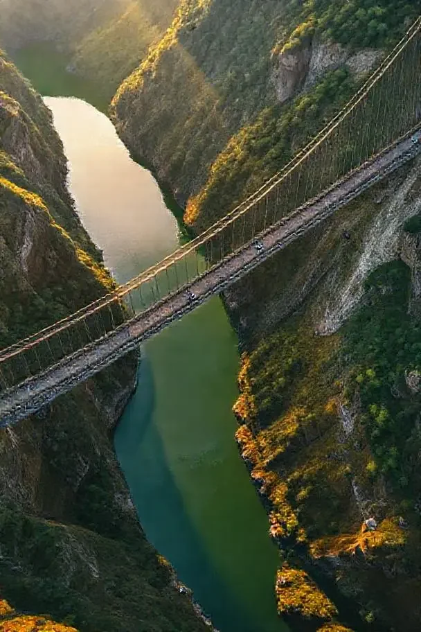 山与桥 纪录片 封面 · 工程 地理